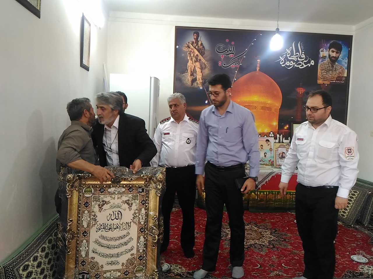 دیدار مدیرعامل و جمعی از پرسنل سازمان آتش نشانی با خانواده شهید مدافع حرم، سید رضا طاهر