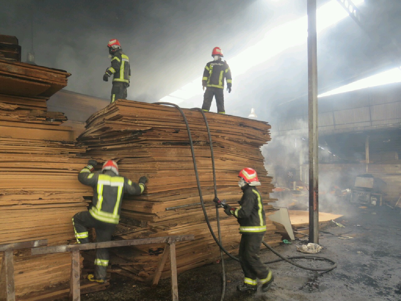  آتشسوزی مهیب سحرگاهی در بابل ، انبار بزرگ ام دی اف و نئوپان در آتش سوخت. آتش با تلاش ۱۲ ساعته آتش نشانان به طور کامل مهار و اطفا شد.