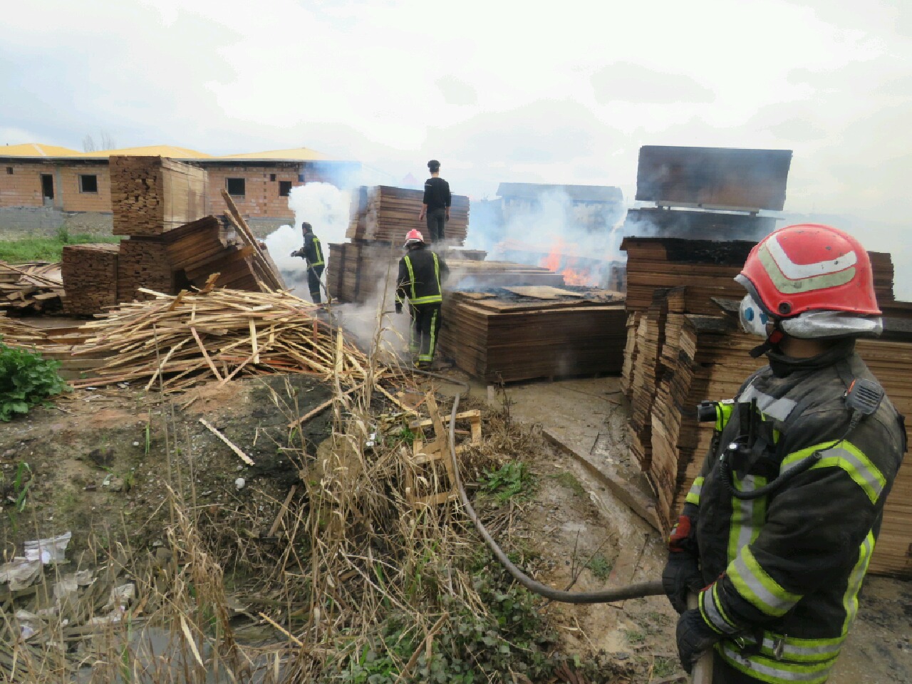  آتشسوزی مهیب سحرگاهی در بابل ، انبار بزرگ ام دی اف و نئوپان در آتش سوخت. آتش با تلاش ۱۲ ساعته آتش نشانان به طور کامل مهار و اطفا شد.