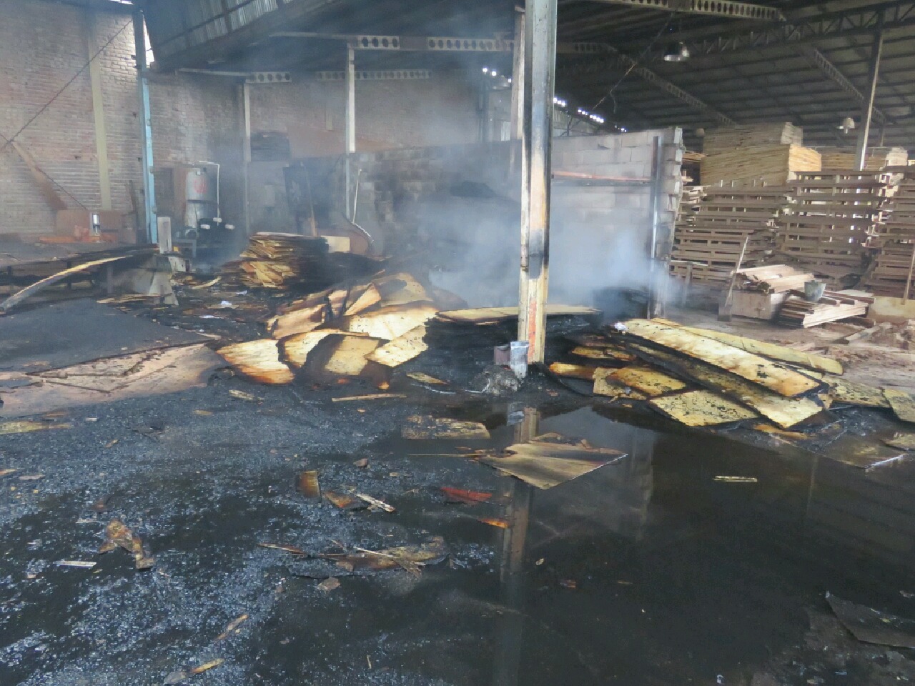  آتشسوزی مهیب سحرگاهی در بابل ، انبار بزرگ ام دی اف و نئوپان در آتش سوخت. آتش با تلاش ۱۲ ساعته آتش نشانان به طور کامل مهار و اطفا شد.