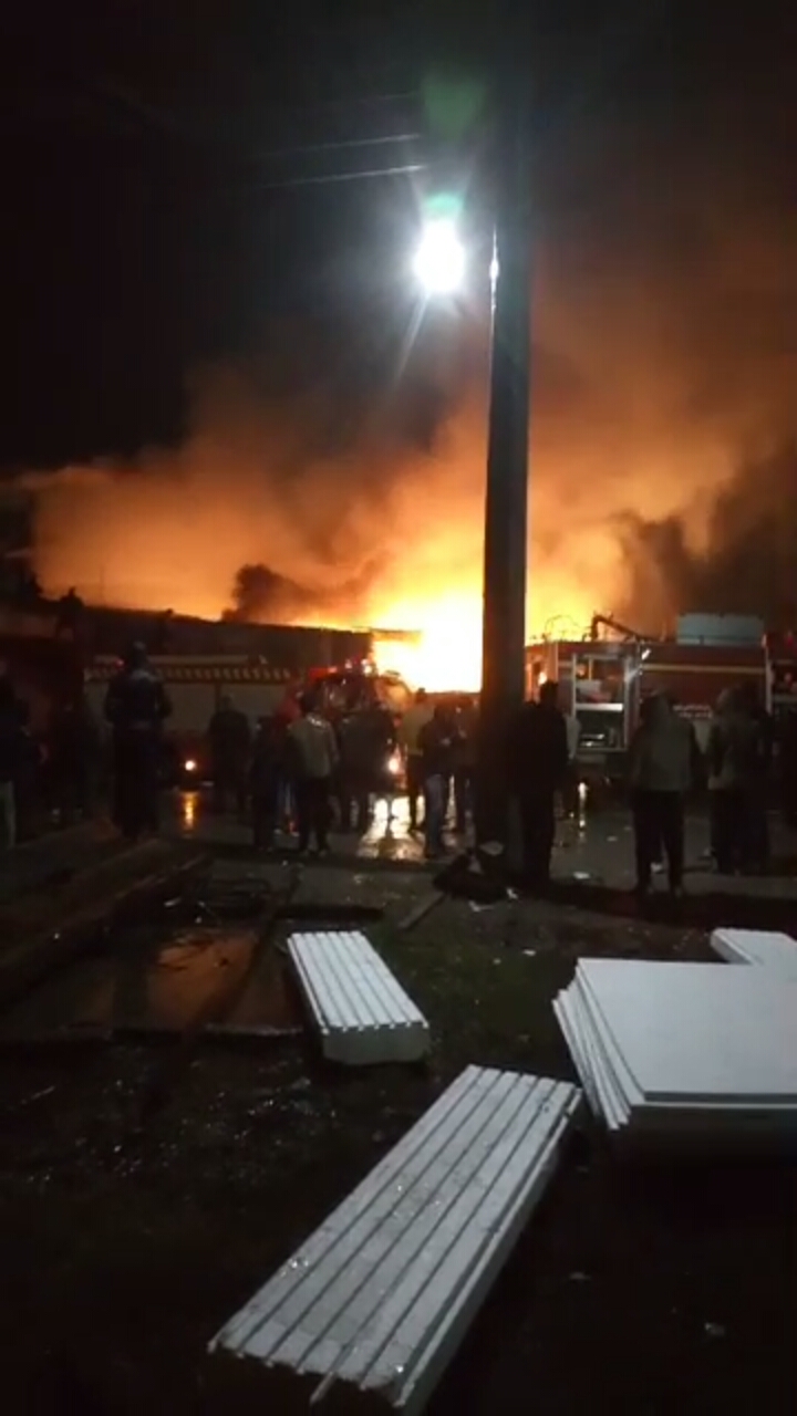 &zwj;  شب گذشته وقوع آتش سوزی گسترده شهر خشرودپی،حضور دو اکیپ عملیاتی از آتش نشانی بابل در محل حادثه