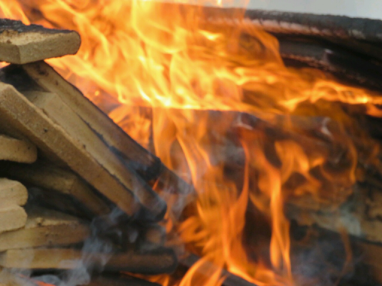 &zwj; آتش&zwnj;سوزی مهیب سحرگاهی در بابل ، انبار بزرگ ام دی اف و نئوپان در آتش سوخت. آتش با تلاش ۱۲ ساعته آتش نشانان به طور کامل مهار و اطفا شد.