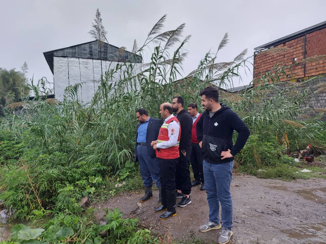 بازدید علی قائمی معاونت معماری و شهرسازی و دبیر ستاد بحران شهرداری، سید مازیار حسنی  مدیر عامل سازمان  آتش نشانی و خدمات ایمنی شهرداری بابل  از معابر سطح شهر و حاشیه رودخانه بابلرود