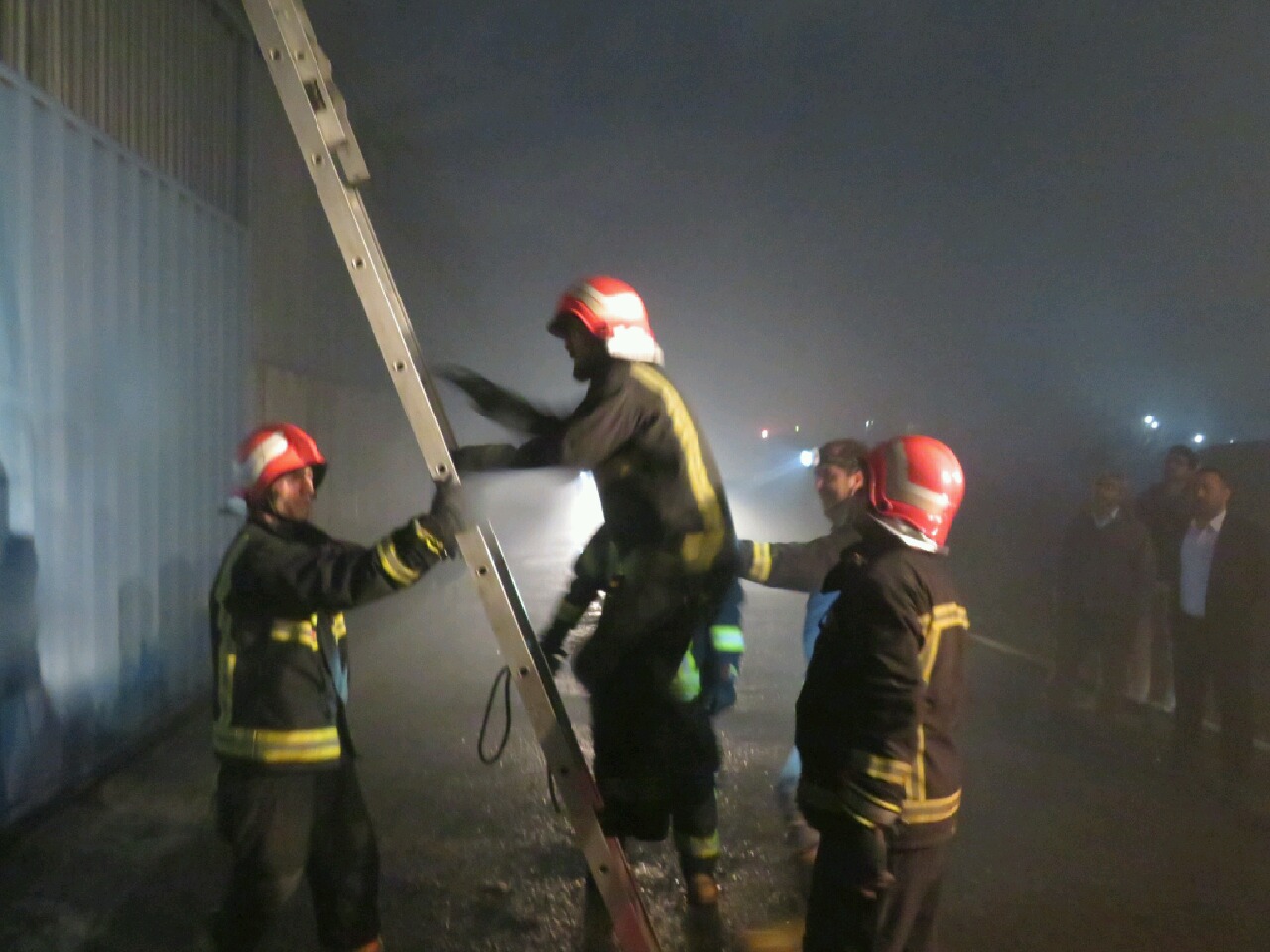  آتشسوزی مهیب سحرگاهی در بابل ، انبار بزرگ ام دی اف و نئوپان در آتش سوخت. آتش با تلاش ۱۲ ساعته آتش نشانان به طور کامل مهار و اطفا شد.