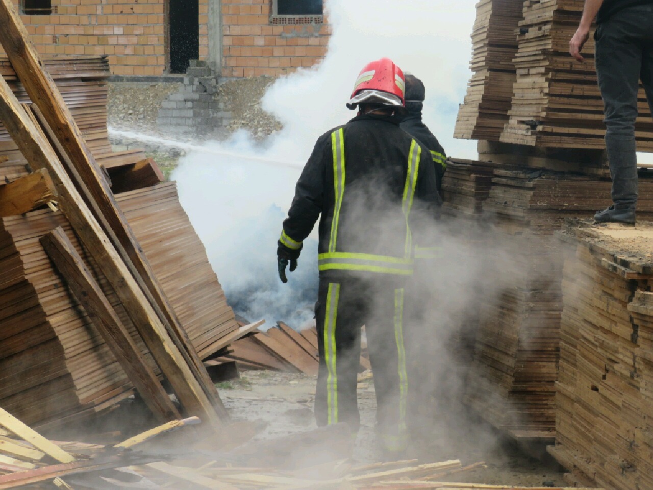  آتشسوزی مهیب سحرگاهی در بابل ، انبار بزرگ ام دی اف و نئوپان در آتش سوخت. آتش با تلاش ۱۲ ساعته آتش نشانان به طور کامل مهار و اطفا شد.