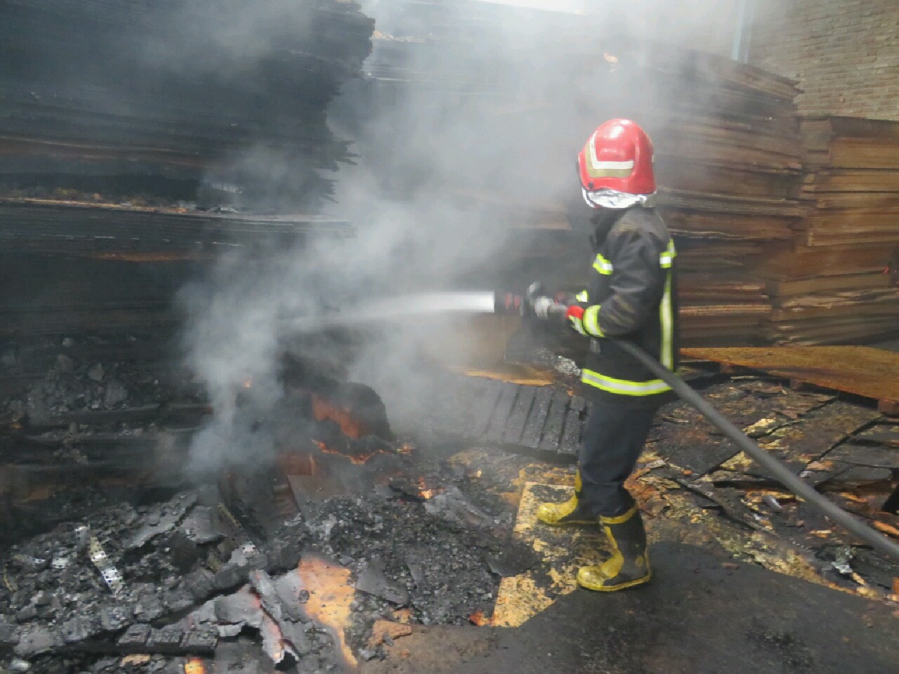  آتشسوزی مهیب سحرگاهی در بابل ، انبار بزرگ ام دی اف و نئوپان در آتش سوخت. آتش با تلاش ۱۲ ساعته آتش نشانان به طور کامل مهار و اطفا شد.