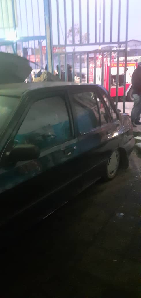 ورود ناگهانی سواری پراید به داخل مغازه تعمیرات خودرو حادثه آفرید