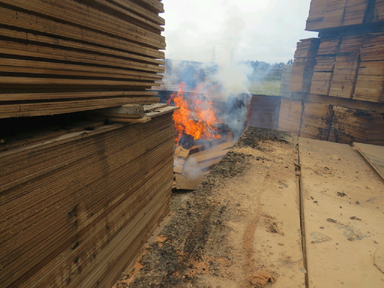 آتشسوزی مهیب سحرگاهی در بابل ، انبار بزرگ ام دی اف و نئوپان در آتش سوخت. آتش با تلاش ۱۲ ساعته آتش نشانان به طور کامل مهار و اطفا شد.