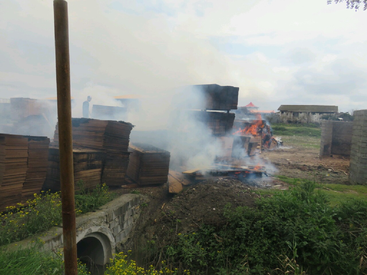  آتشسوزی مهیب سحرگاهی در بابل ، انبار بزرگ ام دی اف و نئوپان در آتش سوخت. آتش با تلاش ۱۲ ساعته آتش نشانان به طور کامل مهار و اطفا شد.